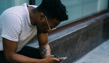 man texting therapist, online therapy